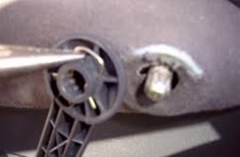 Window regulator, handle with a retainer clip