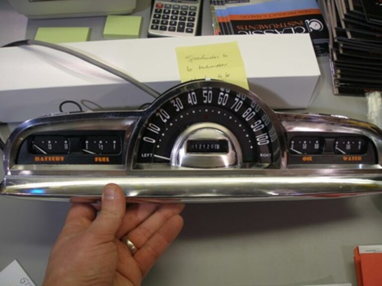 Reproduction of a classic car gauge cluster