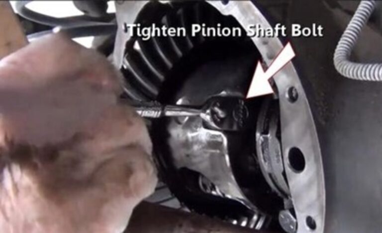 Tightening pinion shaft bolt
