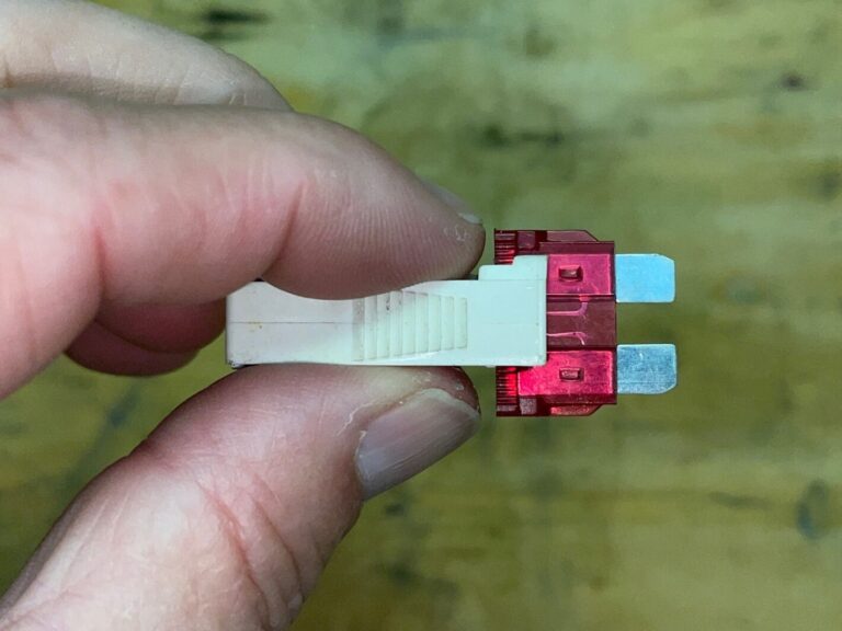 Holding a car fuse with a fuse puller