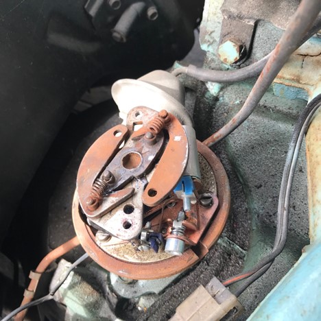 Weighted mechanical advance on a distributer for ignition timing