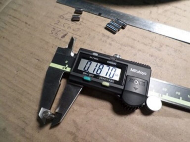 A gauge to measure precisely car engine parts while engine rebuilding